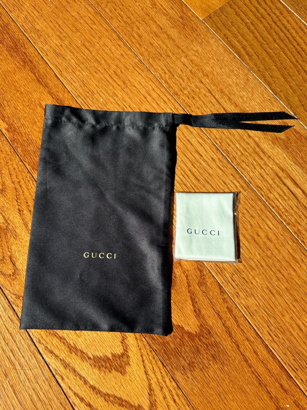 GUCCI sunglasses pouch and cleaning wipe